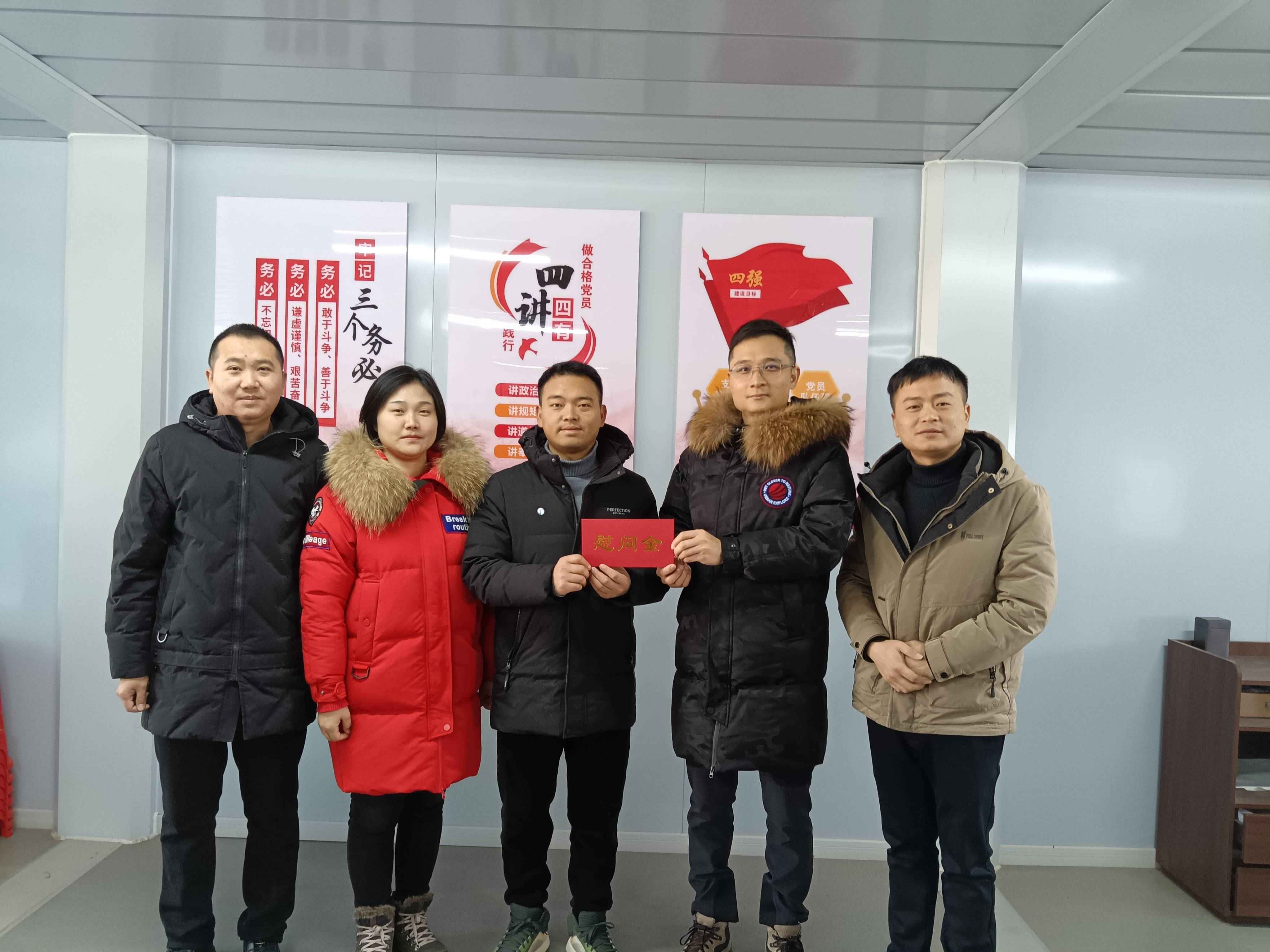 龚俊宁、卢川慰问赣地佳苑项�?1).jpg 龚俊宁、卢川慰问赣地佳苑项�?1).jpg