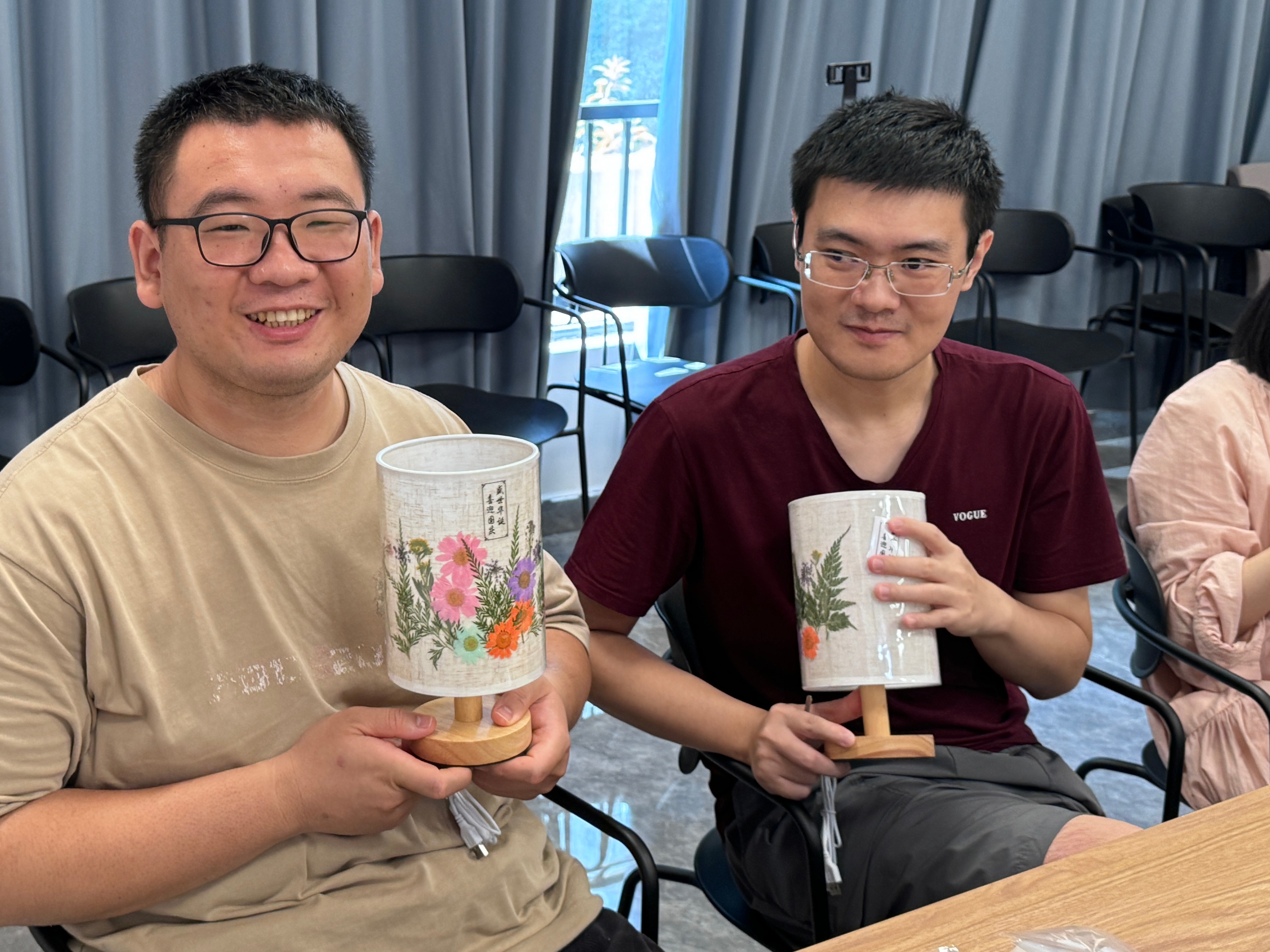 活动现场制作手工.jpg 活动现场制作手工.jpg