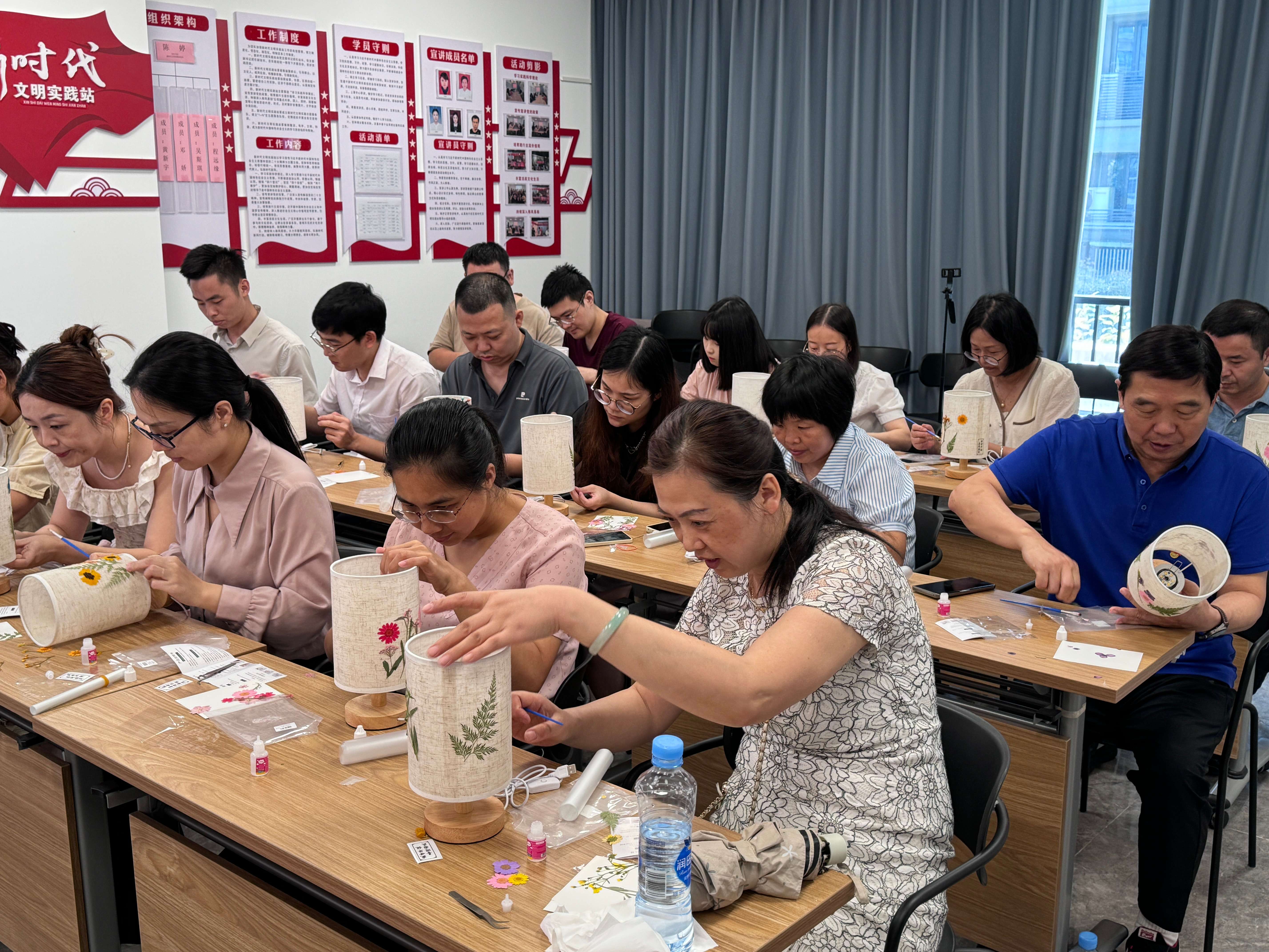 精心制作压花台灯.jpg 精心制作压花台灯.jpg