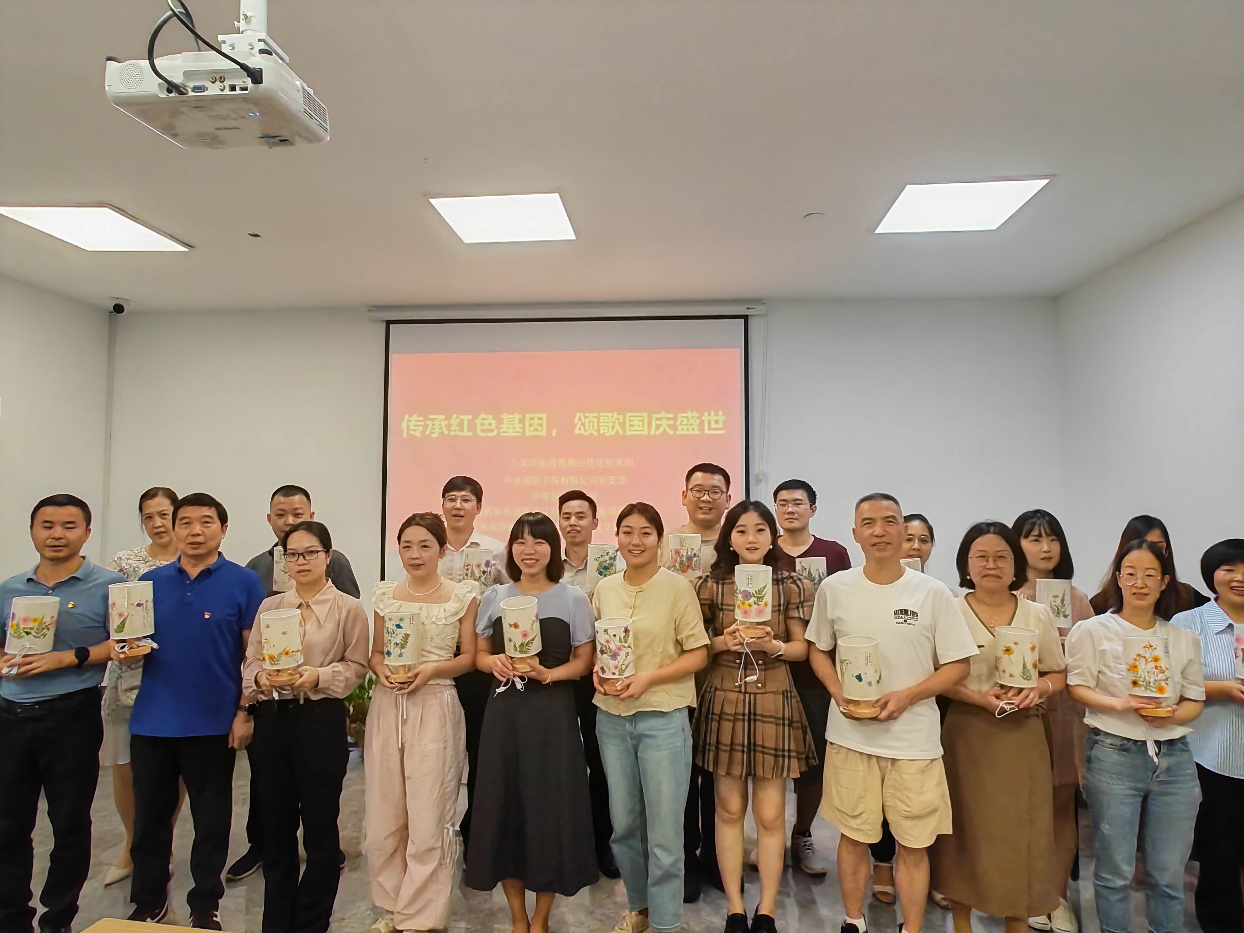 活动合影.jpg 活动合影.jpg