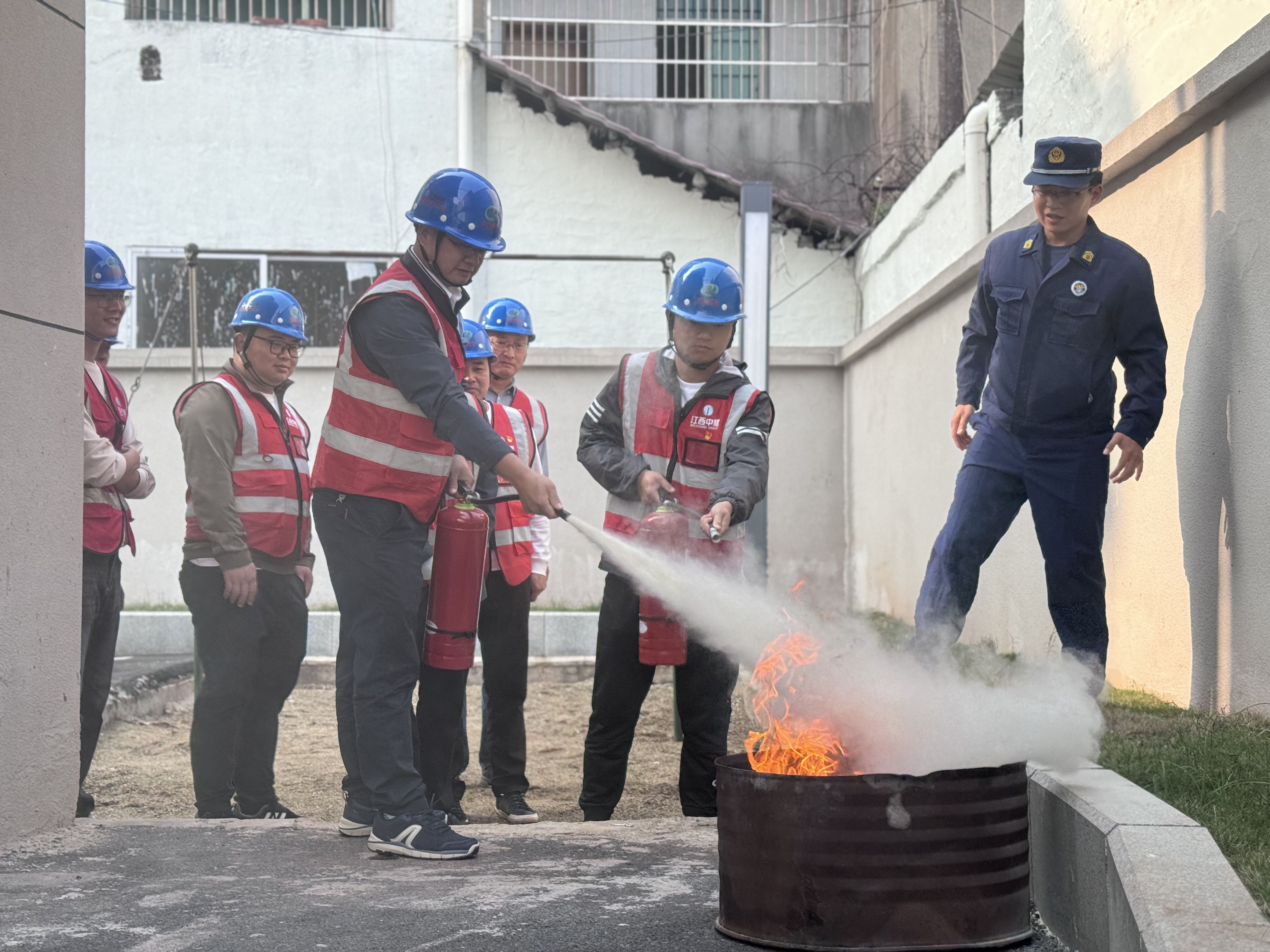项目参建人员进行灭火器实操222.jpg 项目参建人员进行灭火器实操222.jpg