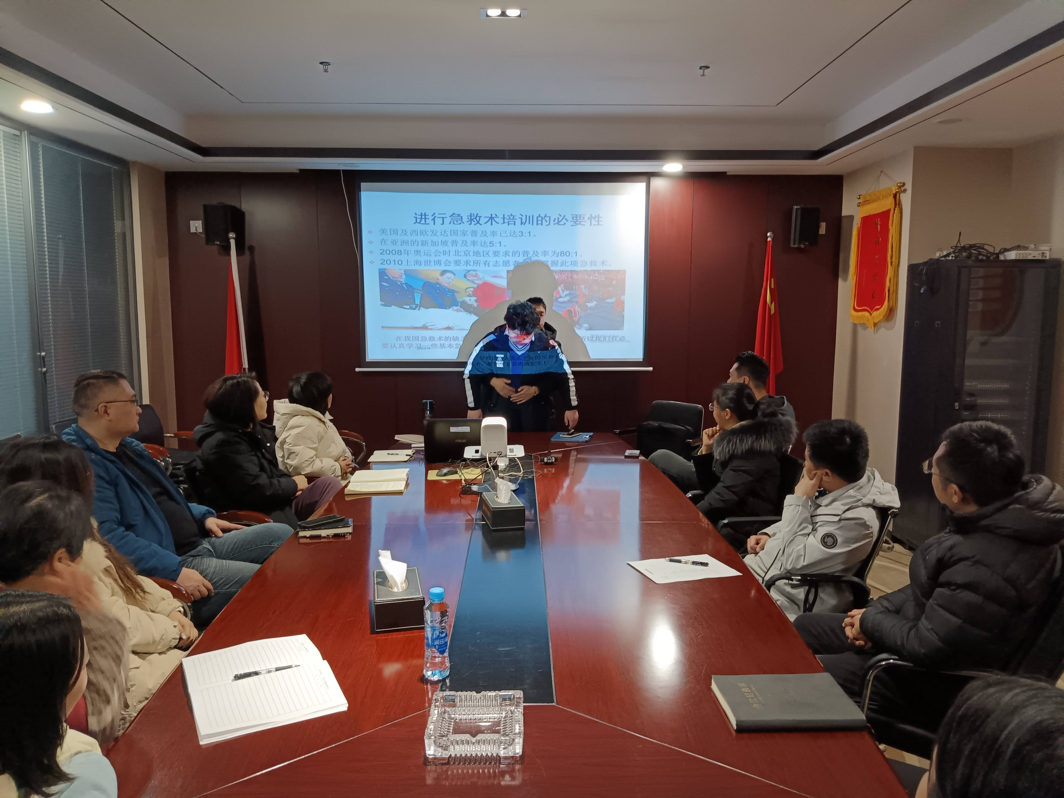 演示海姆立克急救法(1).jpg 演示海姆立克急救法(1).jpg